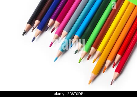 Matite multicolore per bambini per disegno isolato su bianco Foto Stock