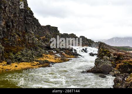 Acqua che scorre verso il basso da Öxarárfoss Foto Stock