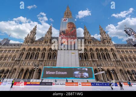 VIENNA, AUSTRIA. Pattinaggio su ghiaccio al Wiener Eistraum. Il Wiener Rathaus - Municipio di Vienna. Il governo della città lo stabilisce ogni inverno. Foto Stock