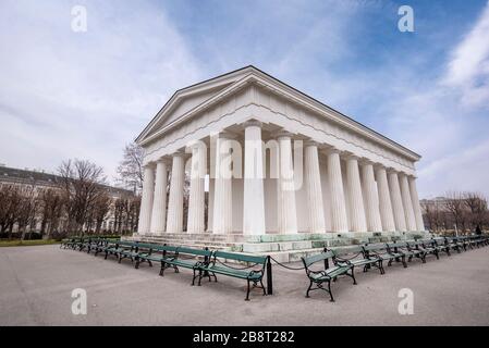 VIENNA, AUSTRIA. Il Tempio di Theseus (Theseustempel) a Vienna. In marmo bianco, situato nel Volksgarten, un giardino pubblico nel centro della città Foto Stock