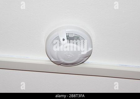 Rilevatore di fumo bianco sul soffitto. Sicurezza antincendio e concetto di allarme. Foto Stock