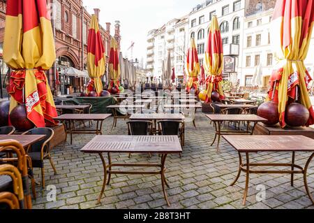 Berlino, Germania. 22 marzo 2020. Tavoli e sedie sono visibili all'esterno di un ristorante chiuso a Berlino, capitale della Germania, 22 marzo 2020. Secondo le ultime misure annunciate la domenica per frenare la diffusione del romanzo coronavirus, la Germania vieta al pubblico di soggiornare fuori di più di due persone. Credit: Binh Truong/Xinhua/Alamy Live News Foto Stock