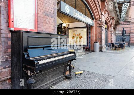 Berlino, Germania. 22 marzo 2020. Un pianoforte è visto fuori da una stazione ferroviaria a Berlino, capitale della Germania, 22 marzo 2020. Secondo le ultime misure annunciate la domenica per frenare la diffusione del romanzo coronavirus, la Germania vieta al pubblico di soggiornare fuori di più di due persone. Credit: Binh Truong/Xinhua/Alamy Live News Foto Stock