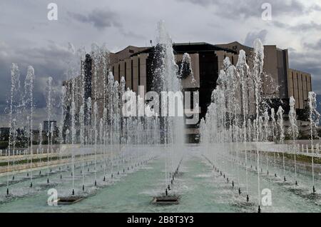 Una vista ravvicinata delle fontane d'acqua di fronte al Palazzo Nazionale della Cultura di Sofia, Bulgaria Foto Stock