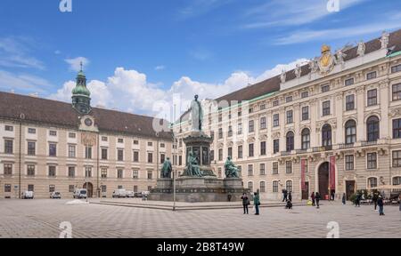 Vienna, Austria. Monumento all'imperatore Francesco i d'Austria nel Burghof Innerer nel palazzo imperiale Hofburg a Vienna Foto Stock