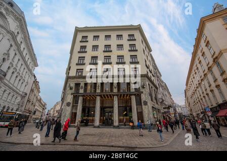 Vienna, Austria. Facciata della filiale internazionale della banca Raiffeisen a Looshaus, nel centro di Vienna, sulla Michaelerplatz. Foto Stock