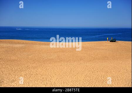 Bagnini sulla spiaggia di nazare resort in inverno, Portogallo Foto Stock
