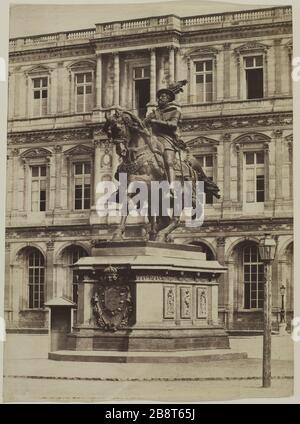 STATUA EQUESTRE DI FRANCOIS IER ALLA CORTE DEL LOUVRE, 1 ° distretto, PARIGI Statua équestre de François Ier dans la Cour du Louvre. Parigi (Ier arr.), 1839-1860. Anonima fotographie. Parigi, musée Carnavalet. Foto Stock