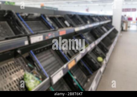 Immagine di sfondo interna offuscata di scaffali vuoti del supermercato a causa di Covid-19, Coronavirus, ha indotto stoccaggio Foto Stock