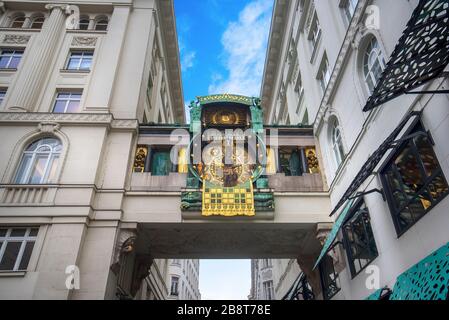 Un orologio astronomico Ankeruhr (Anker clock) in Vienna Old Town, Austria. Questo orologio è stato costruito e progettato da Franz von Matsch Foto Stock