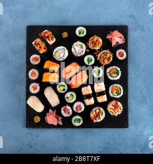 Grande set di sushi, foto quadrate. Molti maki, nigiri e rotoli diversi Foto Stock