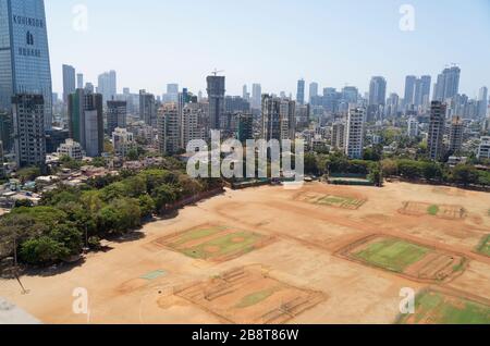 Il primo giorno di blocco a Mumbai a causa della pandemia di Covid 19, il parco Shivaji e l'area circostante sono deserte. Epidemia di Corona a Mumbai. Foto Stock