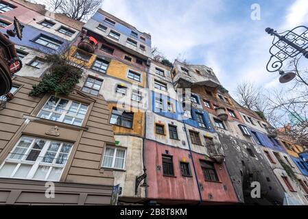 Vienna, Austria. Hundertwasser House (Hundertwasser haus) a Vienna, è un edificio di appartamenti costruito secondo il concetto dell'artista austriaco Friedensreich Hundertwasser Foto Stock