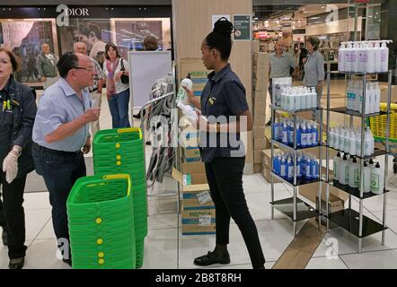 Johannesburg, Sudafrica. 22 marzo 2020. Persone line up to buy sanitizer at a pharmacy in Johannesburg, South Africa, 22 marzo 2020. Il Sudafrica ha segnalato domenica 34 nuovi casi COVID-19, portando il totale del paese a 274. Credit: Chen Cheng/Xinhua/Alamy Live News Foto Stock