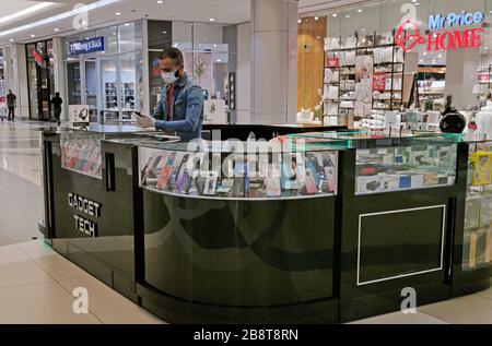 Johannesburg, Sudafrica. 22 marzo 2020. Una guida dello shopping che indossa una maschera facciale è visibile in un centro commerciale a Johannesburg, Sud Africa, 22 marzo 2020. Il Sudafrica ha segnalato domenica 34 nuovi casi COVID-19, portando il totale del paese a 274. Credit: Chen Cheng/Xinhua/Alamy Live News Foto Stock