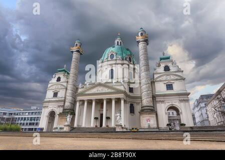 Chiesa di San Carlo (Wiener Karlskirche) a Karlsplatz a Vienna, Austria. Cattedrale barocca situata a Vienna e dedicata a San Carlo Borromeo Foto Stock