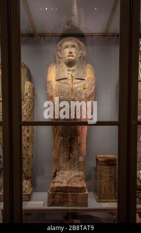 Vienna, Austria - Sala dedicata all'Egitto, tra cui mummie, sarcofago e antica arte egiziana nel Museo di Storia dell'Arte Kunsthistorisches Foto Stock