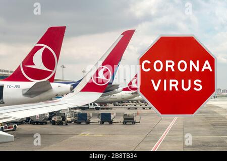 Composito che mostra il segnale di avvertimento del virus corona di fronte al velivolo Turkish Airlines all'aeroporto di Istanbul, concetto di restrizione di viaggio Istanbul Ataturk Air Foto Stock