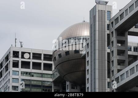 Odaiba, Tokyo/Giappone - Maggio 22 2019: Fuji Television Headquarters Building. La sfera con piattaforma di osservazione. Punto di riferimento con un design unico. Foto Stock