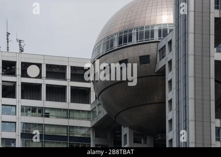 Odaiba, Tokyo/Giappone - Maggio 22 2019: Fuji Television Headquarters Building. La sfera con piattaforma di osservazione. Punto di riferimento con un design unico. Foto Stock