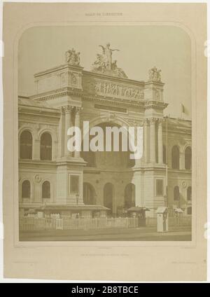 Palazzo dell'industria, 8 ° arrondissement, Parigi. Palazzo dell'industria - Vista dal grande portico del padiglione centrale. bisson frères. Le Palais de l'Industrie et des Beaux-Arts, dit Palais de l'Industrie. Le Grand portique du pavillon centrale. Parigi (VIIIème arr.). Construit pour l'Exposition universelle de 1855, il sera détruit pour laisser place au Petit Palais et au Grand Palais. Papier albuminé, entre 1855 et 1870. Parigi, musée Carnavalet. Foto Stock