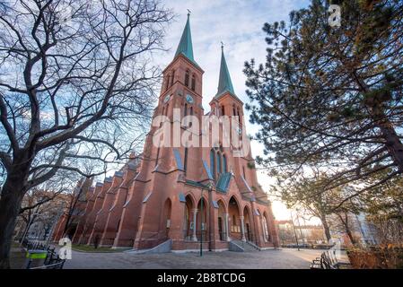 Vienna, Austria - chiesa di Santa Brigitta a Vienna. Brigittakirche è una chiesa parrocchiale cattolica in stile neogotico dell'architetto Friedrich Foto Stock