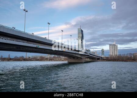 Vienna, Austria: La DC Tower (Donau City Tower) è il grattacielo più alto e il business center di Vienna. Panorama dello skyline con ponte sul Danubio Foto Stock