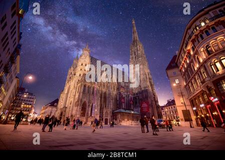 Vienna, Austria - Cattedrale di Stefano di notte nel centro di Vienna. Chiesa cattolica romana in stile gotico. Stephansdom Foto Stock