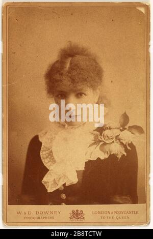 Ritratto di Rosine Bernard, chiamato Sarah Bernhardt (1844-1923), attrice Downey, William. "Ritratto di Rosine Bernard, dite Sarah Bernhardt (1844-1923), attrice". Tirage sur papier albuminé. vers 1880-1880. Parigi, musée Carnavalet. Foto Stock