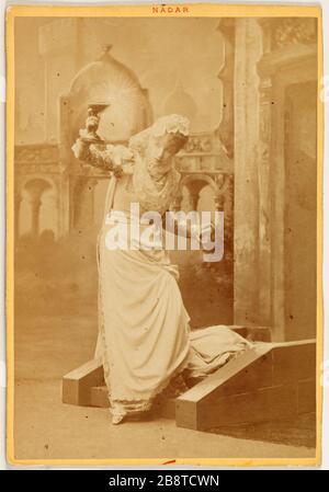 Ritratto di Rosine Bernard, chiamato Sarah Bernhardt (1844-1923), attrice (Hernani) Atelier Nadar. "Ritratto di Rosine Bernard, dite Sarah Bernhardt (1844-1923), attrice (Hernani)". Tirage sur papier albuminé. Parigi, musée Carnavalet. Foto Stock