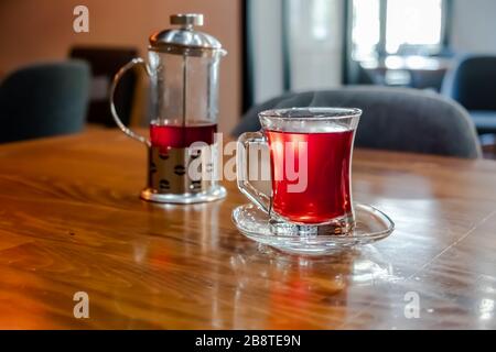 Tè invernale preparato per cinque minuti. Tè invernale Teapot in vetro sul tavolo in legno. Foto Stock
