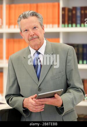 14 febbraio 2020, Sassonia, Lipsia: Michael Fernau, direttore della Biblioteca Nazionale tedesca di Lipsia e deputato permanente al Direttore Generale, si trova in una sala lettura della biblioteca. La Biblioteca Nazionale tedesca, con uffici a Lipsia e Francoforte sul meno, raccoglie tutto ciò che è stato pubblicato in tedesco dal 1913. Lo stock di 36 milioni di supporti attualmente comprende 387 chilometri di scaffali. Una delle attività più importanti al momento è la strada verso l'era digitale. Foto: Jan Woitas/dpa-Zentralbild/ZB Foto Stock