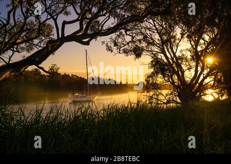 Uno yacht ormeggiato sul fiume Moruya, South Coast NSW, Australia Foto Stock