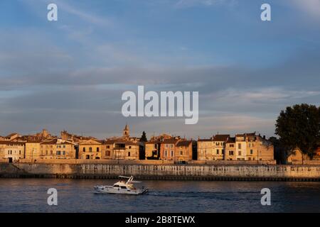 Fiume Rodano ad Arles (Provenza, Occitània, Francia) Foto Stock