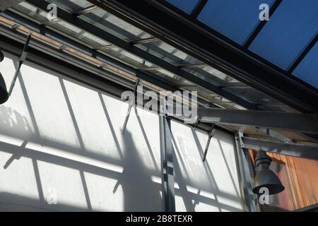 vista interna di un moderno tetto in vetro, struttura interna di costruzione di tetto in vetro con sezioni di finestre bloccabili Foto Stock