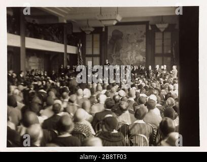 Inaugurazione della / Fondazione USA / 28 aprile 1930 / [...] Walter Edge dire / il suo discorso. Discorso di Walter Edge (1873-1956) all'inaugurazione della Fondazione statunitense Cité Internationale Universitaire de Paris, 14° arro Maison internationale dédiée aux résidents de la Cité internationale universitaire de Paris (XIVème arr.). Discours de Walter Edge (1873-1956) lors de l'inauguration de la Fondation des Etats-Unis. Anonima fotographie. Tigre au gélatino-bromure d'argent. 28 avri l1930. Parigi, musée Carnavalet. Foto Stock