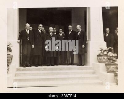 Inaugurazione della casa / Indo-Cina / Gaston Doumergue / S M Bao dai, [...] imperatore / Annam. Ritratto di gruppo all'inaugurazione della Casa d'Indocina, Gaston Doumergue (1863-1937) e dell'Imperatore d'Annam (1913-1997), Inter City Maison internationale dédiée aux résidents de la Cité internationale universitaire de Paris (XIVème arr.). Portrait de groupe lors de l'inauguration de la Maison de l'Indochine, sig. Gaston Doumergue (1863-1937) et l'empereur d'Annam (1913-1997). Tigre au gélatino-bromure d'argent. Entre 1925 e 1930. Parigi, musée Carnavalet. Foto Stock