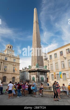 República, con il suo obelisco, il Municipio e la chiesa e chiostro di Santa Tropima. Arles (Provenza, Occitania, Francia, Europa) Foto Stock