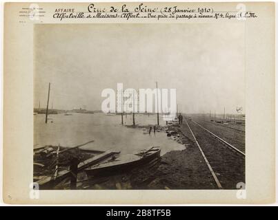 Caso allagamento della Senna (28 gennaio 1910) / Alfortville e Maisons-Alfort.- Vista dall'incrocio 4. Linea P.L.M. Vista dall'incrocio n. 4. Linea P.L.M.alluvione pendente della Senna, Alfortville e Maisons Alfort identité judiciaire. Affaire crue de la Seine ( 28 janvier 1910) / Alfortville et Maisons-Alfort.- Vue pry du passage à niveau n°4. Ligne P.L.M. 'Vue Prise du Passage à niveau n°4. Ligne P.L.M.pendant la crue de la Seine, Alfortville et Maisons Alfort'. Tirage au gélatino-bromure d’argent. En. Parigi, musée Carnavalet. Foto Stock