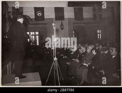 Inaugurazione della casa / Internazionale / Speech? / M. Honnorat. Inaugurazione della Casa Internazionale, Cité Internationale Universitaire de Paris, 14 ° distretto Inauguration de la Maison internationale dédiée aux résidents de la Cité internationale universitaire de Paris (XIVème arr.). Francia Presse. Tigre au gélatino-bromure d'argent. Entre 1925 e 1940. Parigi, musée Carnavalet. Foto Stock