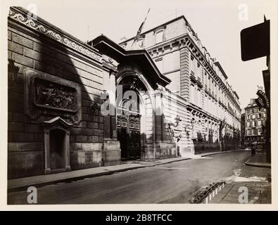 1 rue la Vrilliere. Vista scattata nel 1914. Ingresso alla Banque de France (ex hotel la Vrilliere), rue la Vrilliere, 1 ° arrondissement, Parigi Entrée de la Banque de France (ancien hôtel de la Vrillière), 1 rue la Vrillière. Parigi (Ier arr.). Anonima fotographie. Tigre au gélatino-bromure d'argent. 1914. Parigi, musée Carnavalet. Foto Stock