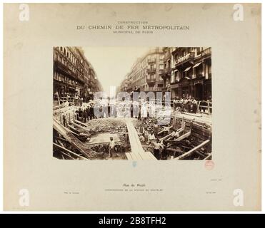 Costruzione / la via del ferro metropolitano / Città di Parigi / Via Parigi / costruzione della stazione Châtelet / 26 giugno 1899. Costruzione della metropolitana Vista, rue de Rivoli, 1 ° arrondissement, Parigi. Godefroy, Henri Emile Cimarosa. Construction / du Chemin de fer métropolitain / Municipal de Paris / Rue de Paris / Construction de la station du Châtelet / 26 juin 1899. "Vue de la construction du métro, rue de Rivoli, 1° arrondissement, Parigi". Tirage sur papier albuminé. 1899-06-26-1899-06-26. Parigi, musée Carnavalet. Foto Stock