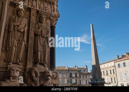 República, con il suo obelisco, il Municipio e la chiesa e chiostro di Santa Tropima. Arles (Provenza, Occitania, Francia, Europa) Foto Stock