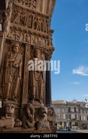 República, con il suo obelisco, il Municipio e la chiesa e chiostro di Santa Tropima. Arles (Provenza, Occitania, Francia, Europa) Foto Stock