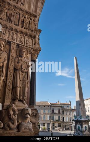 República, con il suo obelisco, il Municipio e la chiesa e chiostro di Santa Tropima. Arles (Provenza, Occitania, Francia, Europa) Foto Stock