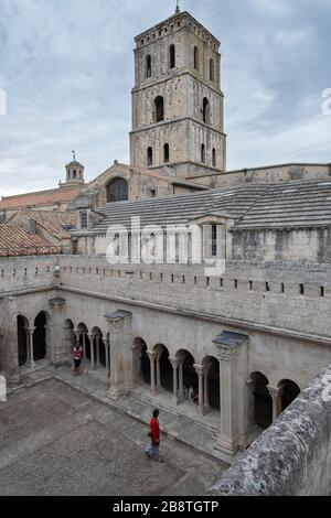 Chiesa di Santa Tropima e chiostro. Arles (Provenza, Occitania, Francia, Europa) Foto Stock