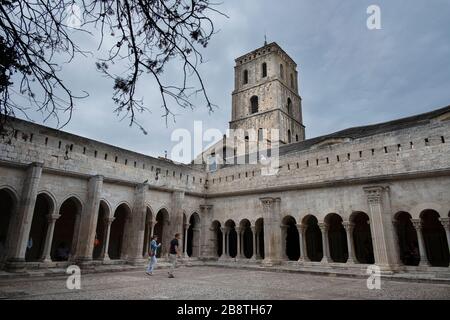 Chiesa di Santa Tropima e chiostro. Arles (Provenza, Occitania, Francia, Europa) Foto Stock