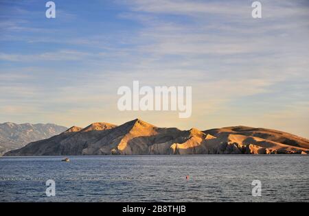 Bella isola sul mare Adriatico al tramonto, Croazia Foto Stock