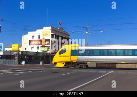 Queensland Rail Tilt treno che attraversa Bourbong Street a Bundaberg Queensland Australia Foto Stock