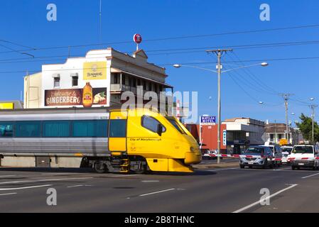 Queensland Rail Tilt treno che attraversa Bourbong Street a Bundaberg Queensland Australia Foto Stock